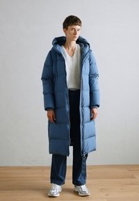 Marc O'Polo PUFFER COAT WITH HOOD SIDE SLITS WITH ZIPPER WELT POCKETS BACKPACK BELTS - Dūnu mētelis - hazy blue