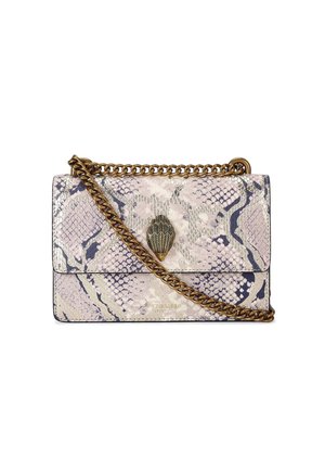 Sac à main compact avec motif peau de serpent rose clair et gris, bandoulière chaîne dorée et fermoir décoratif en forme de feuille dorée.