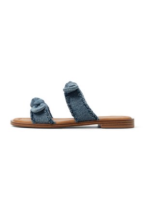 Sandales à glissière en denim avec deux brides en tissu torsadé, semelle en bois et couture contrastée. Couleur bleue et design plat avec une texture douce.