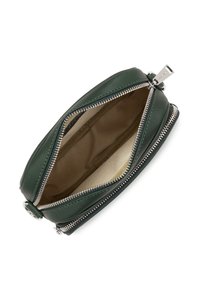 Pochette in pelle verde con zip argentata, caratterizzata da una forma semplice e arrotondata e un rivestimento interno minimale di colore beige chiaro.
