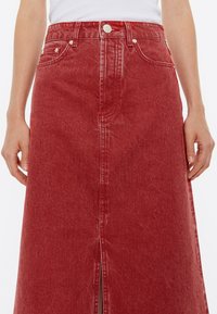 Rode denim midi-rok met een voorsplit, voorzien van een hoge taille, zilveren knoopsluiting en klassiek ontwerp met vijf zakken.