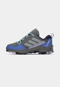 Sapata deTrail running em cinza e azul com atacadores em verde-água, sola reforçada e marca TERREX no calcanhar, ideal para atividades ao ar livre.