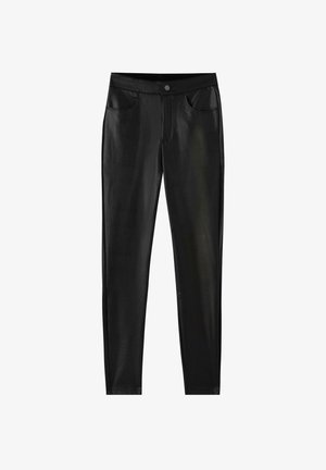 Pantalons en simili cuir noirs avec une coupe fitted, comportant deux poches avant et un bouton à la taille, texture lisse et finition élégante.