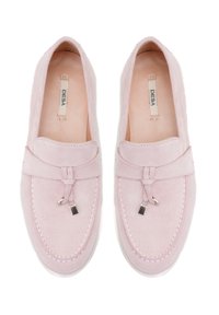 Helle rosa Wildleder Slipper mit runder Zehenpartie, kontrastierenden Nähten und einem dekorativen gebundenen Detail an der Vorderseite.