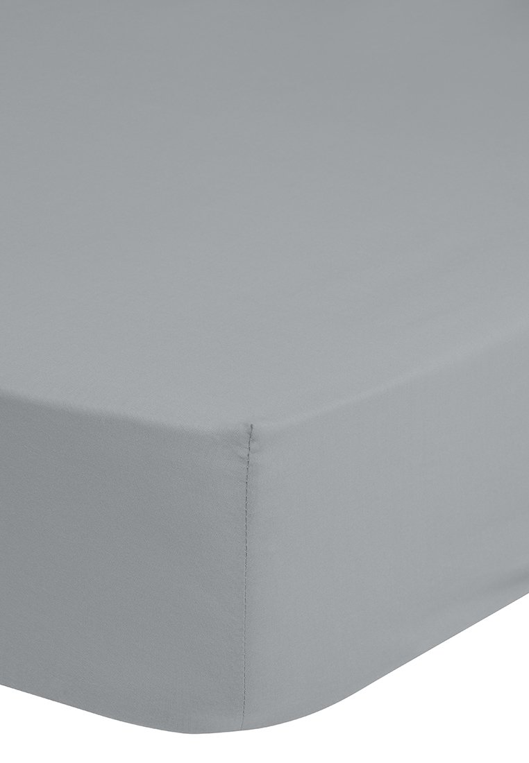 Drap housse grise avec une texture lisse, des coins arrondis et un subtil détail de couture. Conçu pour couvrir un matelas de taille standard.