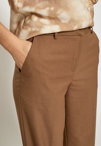Minus ELVERA MID WAIST  - Stoffhose - tan