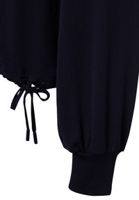 Navy-blaue Ärmel mit einem gerippten Bündchen auf einer Seite und einer verstellbaren Kordel mit einer gebundenen Schleife auf der anderen Seite.