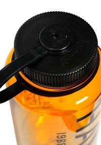 Orange plastvattenflaska med ett svart skruvlock, med en texturerad greppyta och ett anslutet fliplock för enkel åtkomst.