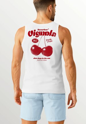 Weißes Tanktop mit rotem Kirschgrafik und dem Text "Daily Fresh", verziert mit einem gepunkteten Muster und Phrasen auf der Rückseite. Hellblaue Shorts sind sichtbar.