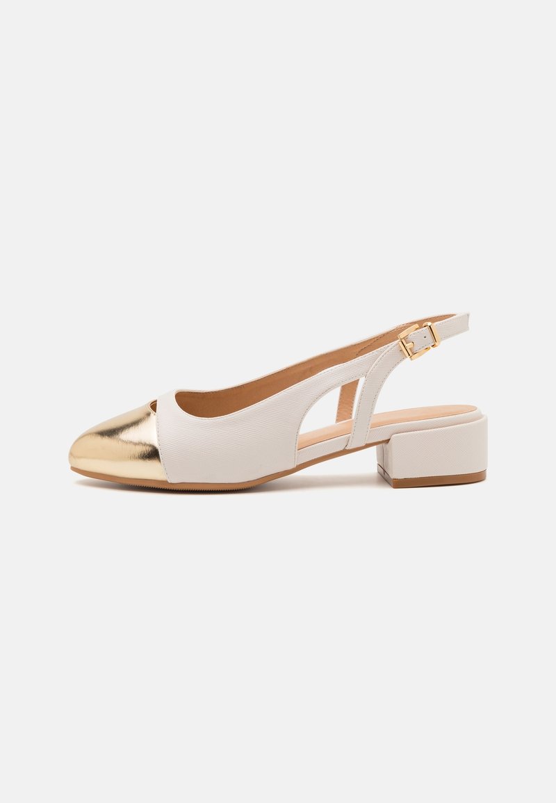 Slingback bianco con punta a cappuccio metallica dorata, tacco basso e design ritagliato sui lati, dotato di fibbia per una vestibilità regolabile.