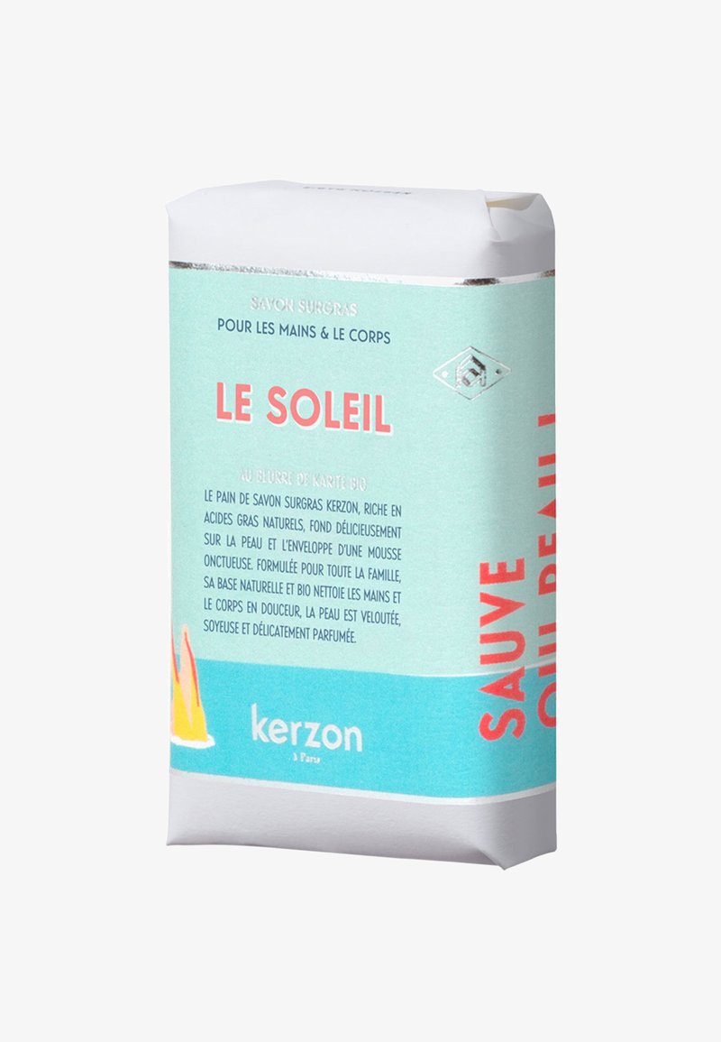 Kerzon-Seifenstück in rechteckiger Form; eingewickelt in aqua- und weißem Papier mit roten Akzenten und Text; enthält ein Etikett mit natürlichen Inhaltsstoffen.