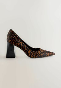 Cipele s visokom potpeticom u leopard uzorku s šiljastim vrhom i debelom crnom potpeticom. Teksturirani krzneni materijal s raznim nijansama smeđe i crne boje.