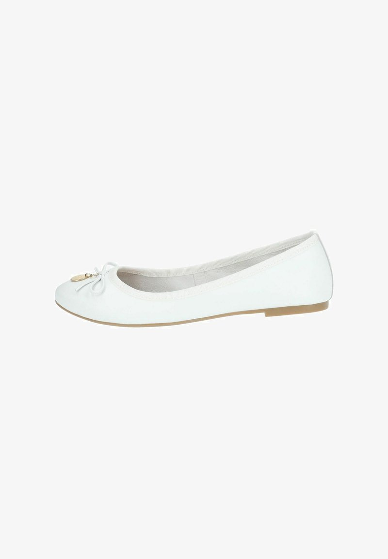 Ballet flat bianco realizzato in materiale liscio con punta rotonda, un piccolo fiocco decorativo e un Charm metallico nella parte anteriore. Suola piatta in gomma.