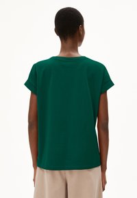 Groene t-shirt met korte, opgerolde mouwen en een ronde halslijn. Gemaakt van een gladde stof, heeft het een comfortabele pasvorm en een minimalistisch ontwerp.