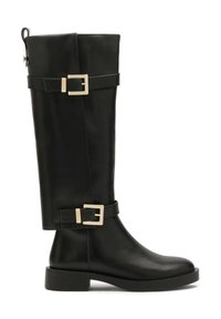 Bota de cuero negro hasta la rodilla con suela plana. Presenta hebillas en tono dorado y un detalle de costura en el eje. Textura suave en toda la bota.