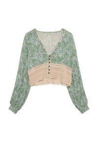 Blusa corta de manga larga con patrón floral verde, que presenta un detalle de encaje y botones en la parte frontal. Fabricada en tela ligera.