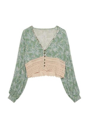Blusa corta de manga larga con patrón floral verde, que presenta un detalle de encaje y botones en la parte frontal. Fabricada en tela ligera.