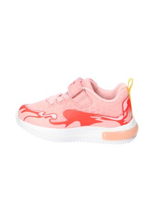 Różowo-czerwony dziecięcy sneaker z zapięciem na rzep, wzorzysty wierzch z siateczki, biała podeszwa i żółta pętelka z tyłu.