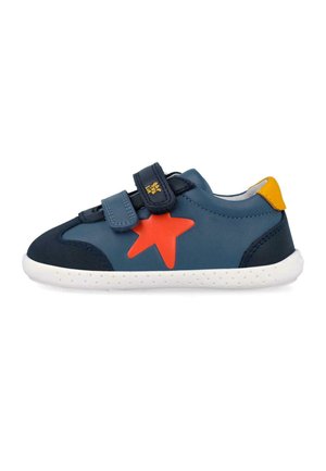 Zapatilla deportiva azul marino para niños con suela blanca, estrella naranja en el lateral, lengüeta amarilla en el talón y dos tiras de velcro.