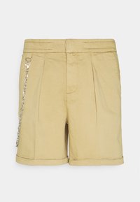 Khakifarbene Baumwollshorts mit flachem Vorderteil, Falten und Gürtelschlaufen. Mit einer silbernen Kette, die an der Seitentasche befestigt ist. Umgeschlagener Saum am unteren Ende.