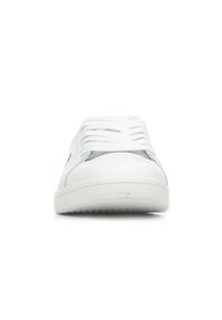 Witte sneaker met ronde neus, textuur rubberen zool en witte veters. Kenmerkt zich door grijze accenten en een gladde synthetische leren bovenkant.