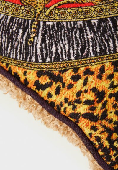 Wielokolorowa dekoracyjna tkanina w leopardzie wzór, z fakturowanym, puszystym beżowym paskiem. Zawiera skomplikowane wzory w kolorze czerwonym i złotym.