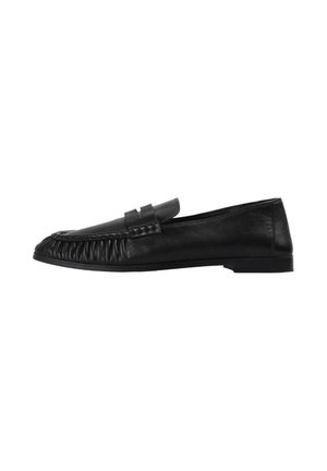 Mocasines de cuero negro con punta redonda, con detalles de costura y una correa decorativa en el empeine. Acabado texturizado.