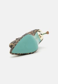 Černá a zlatá boty s texturou a mentolově zelenou podrážkou. Má zaoblenou špičku a zdobný zlatý akcent na patě.