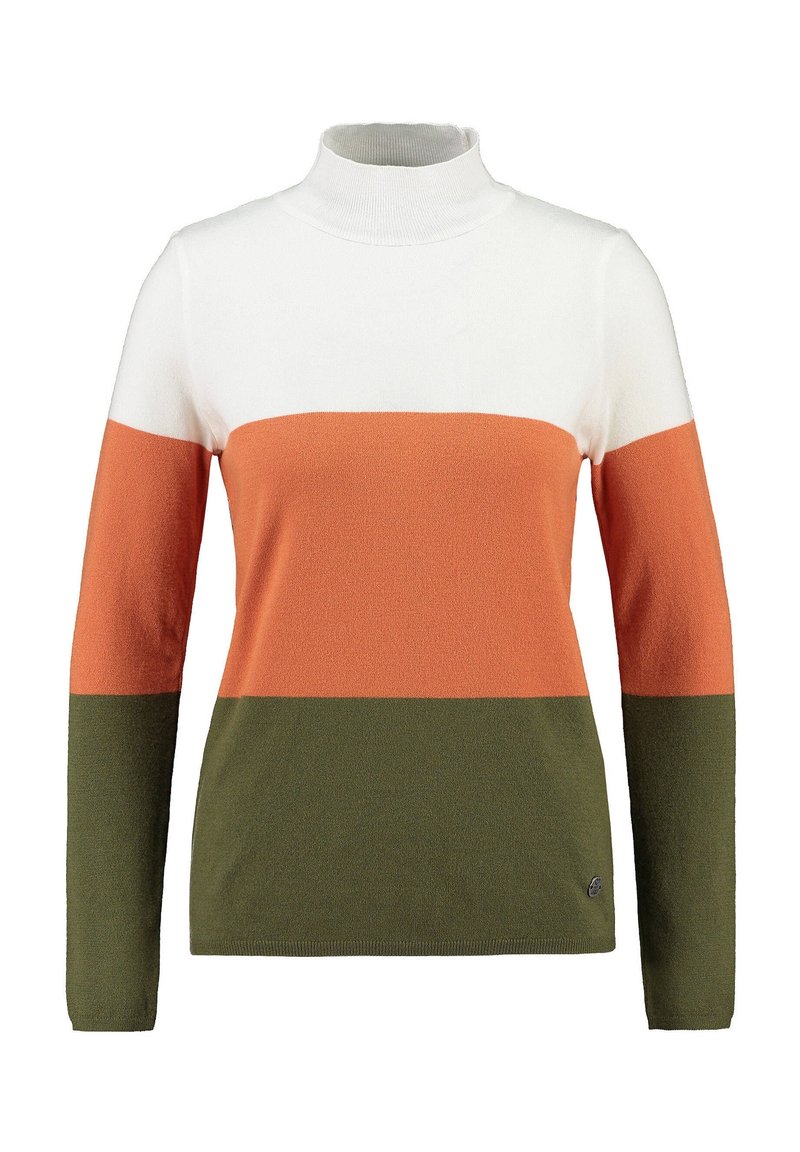 Rullekrave-striktrøje lavet af blødt stof med horisontale striber i hvid, orange og mørkegrøn. Ribstrikket hals og manchetter.