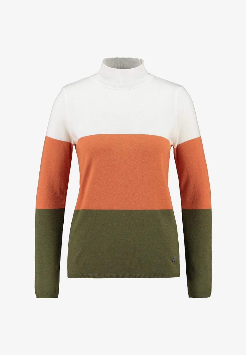 Rullekrave-striktrøje lavet af blødt stof med horisontale striber i hvid, orange og mørkegrøn. Ribstrikket hals og manchetter.