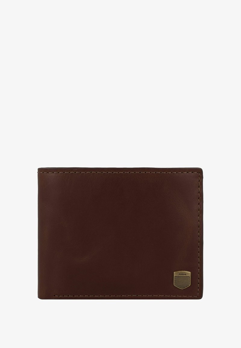Portefeuille en cuir brun avec une texture lisse, des bords cousus et un petit logo en métal en accent dans le coin inférieur droit.