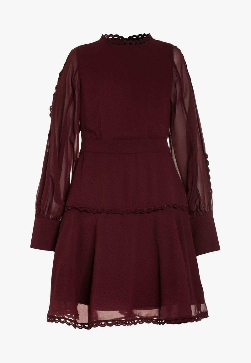 Robe bordeaux avec de longues manches transparentes, motif à pois, encolure à volants, couture à la taille et jupe superposée avec un ourlet décoratif.