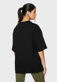 SQUATPROOF SDB PUMP COVER OVERSIZE - T-shirts print - black