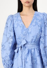 Selected Femme SLFCALLI SADIE SHORT V NECK DRESS  - Koktélruha / Partiruha - vista blue