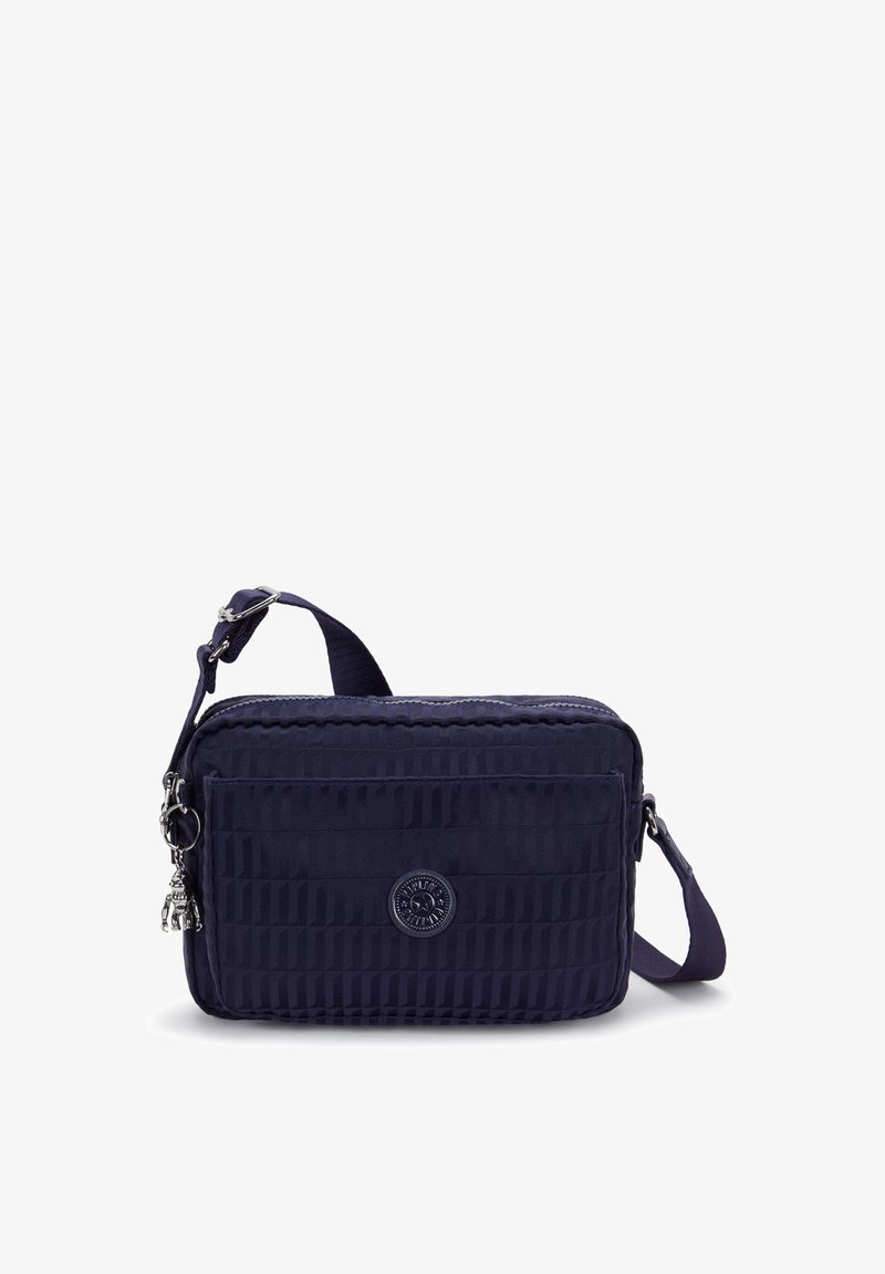 Borsa a tracolla rettangolare blu marinop, realizzata in tessuto testurizzato, con chiusura a zip, tracolla regolabile e logo sulla parte anteriore.