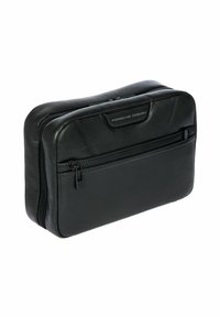 Zwarte leren toilettas met een gladde textuur, voorzien van een bovenste rits en een voorke pocket. Heeft een slank, rechthoekig ontwerp met een reliëf logo.