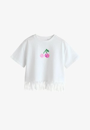 Bijela kratka majica kratkih rukava s resama na rubu i malim motivom trešnje od šljokica u ružičastoj i zelenoj boji u sredini sprijeda.