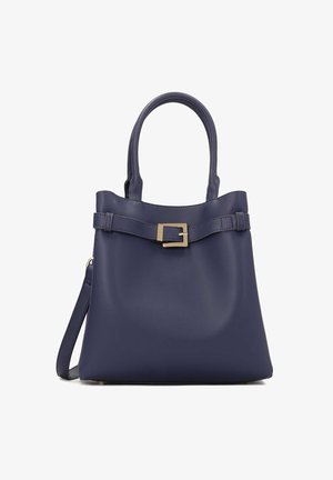 Borsa a mano in pelle blu navy con due manici e una tracolla rimovibile. Caratterizzata da un accento con fibbia dorata e da una forma strutturata. Texture liscia.