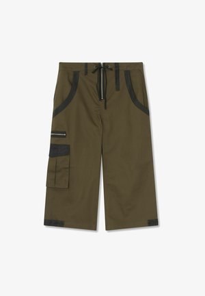 Oliivroheline cargo-lühikesed püksid, millel on paeltega vöökoht, mustad aksendid, mitmed taskud ja lukuga detailid. Valmistatud kergest kangast.