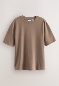 Prosty brązowy bawełniany t-shirt z krótkim rękawem i okrągłym dekoltem, położony płasko na jasnym tle.