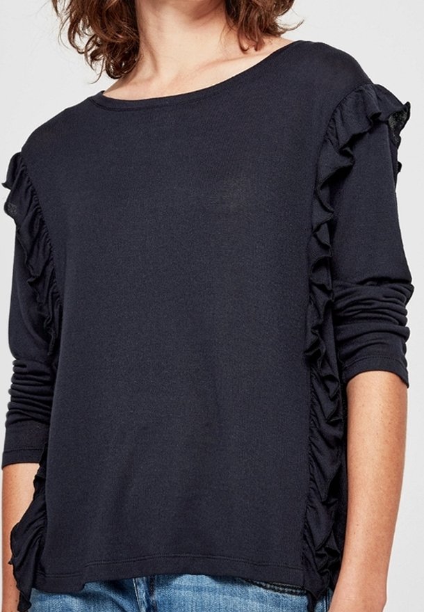 Marinblå långärmad topp med volangdetaljer längs sidorna. Tillverkad av mjukt tyg, har en bred halsringning och avslappnad passform.