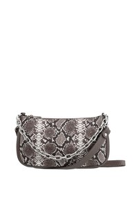 Borsa a tracolla in similpelle rettile marrone e grigia con tracolla in catena argentata, forma piatta, chiusura con zip e un bordo in texture liscia.