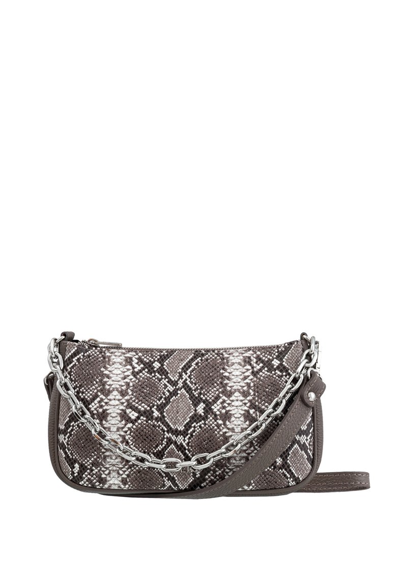 Borsa a tracolla in similpelle rettile marrone e grigia con tracolla in catena argentata, forma piatta, chiusura con zip e un bordo in texture liscia.