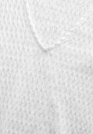 Weißer Strickpullover mit V-Ausschnitt, strukturiertem Gewebe und einem subtilen Muster, das ein weiches und gemütliches Erscheinungsbild schafft.