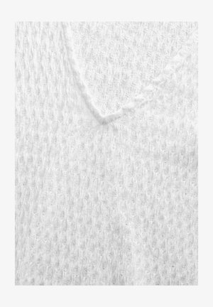 Hvid strikket sweater med V-hals, tekstureret stof med et subtilt mønster, der skaber et blødt og hyggeligt udseende.