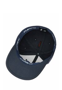 Cappello Flexfit blu navy con design strutturato, texture del tessuto liscia e visiera curvata; presenta branding interno e fori di ventilazione.