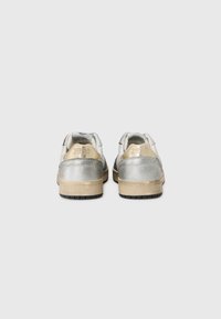 Silberne und weiße Sneakers mit niedrigem Profil, strukturierten Akzenten und einer beigen Sohle. Verfügt über eine geprägte "2050" und eine glatte Oberfläche.