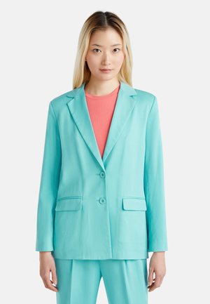 Blazer turchese realizzato in materiale leggero, con rever a incisione, chiusura a due bottoni e due tasche frontali.