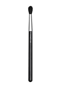 Pinceau MAC 224S avec une tête en poils synthétiques noirs effilés et une ferrule argentée élégante sur un manche noir mat, conçu pour estomper le maquillage.