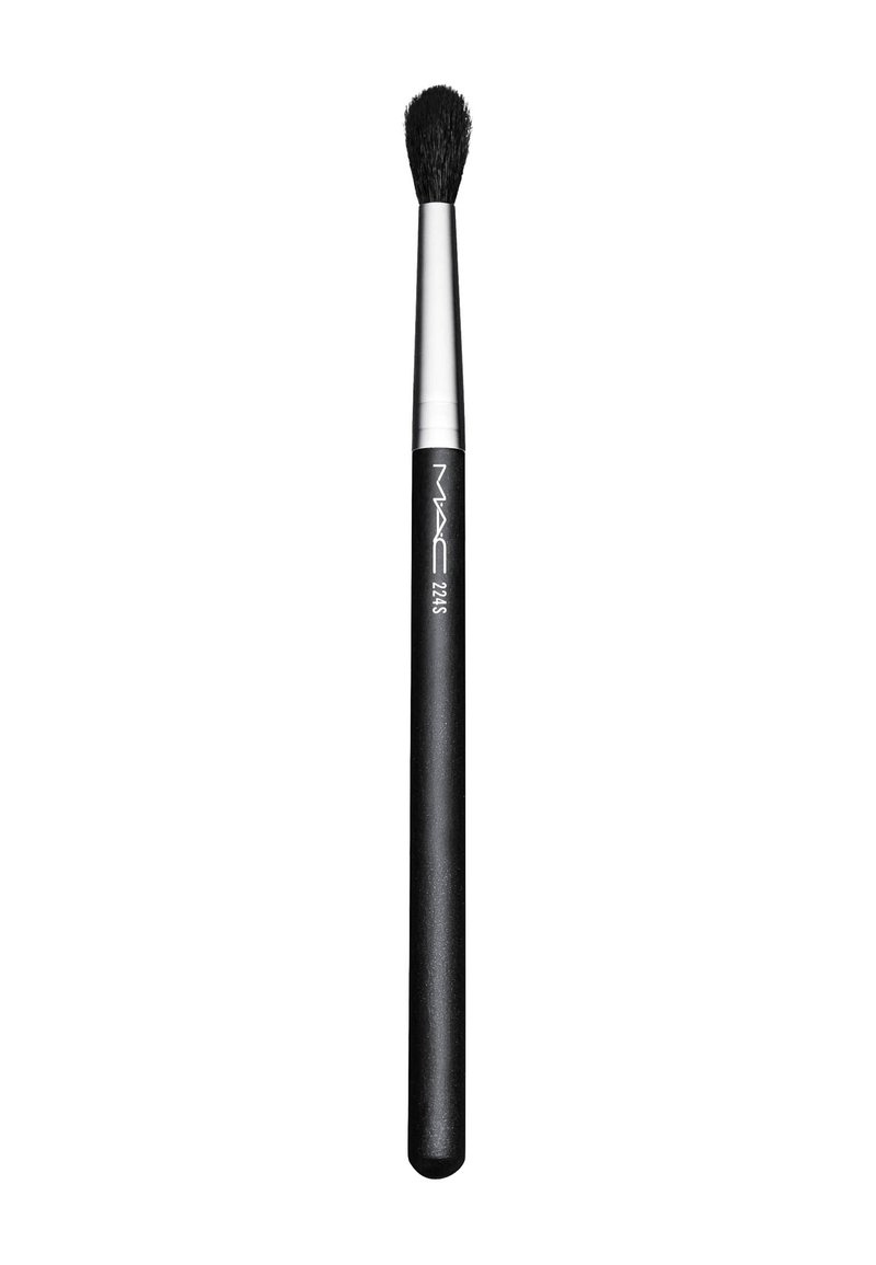 Pinceau MAC 224S avec une tête en poils synthétiques noirs effilés et une ferrule argentée élégante sur un manche noir mat, conçu pour estomper le maquillage.